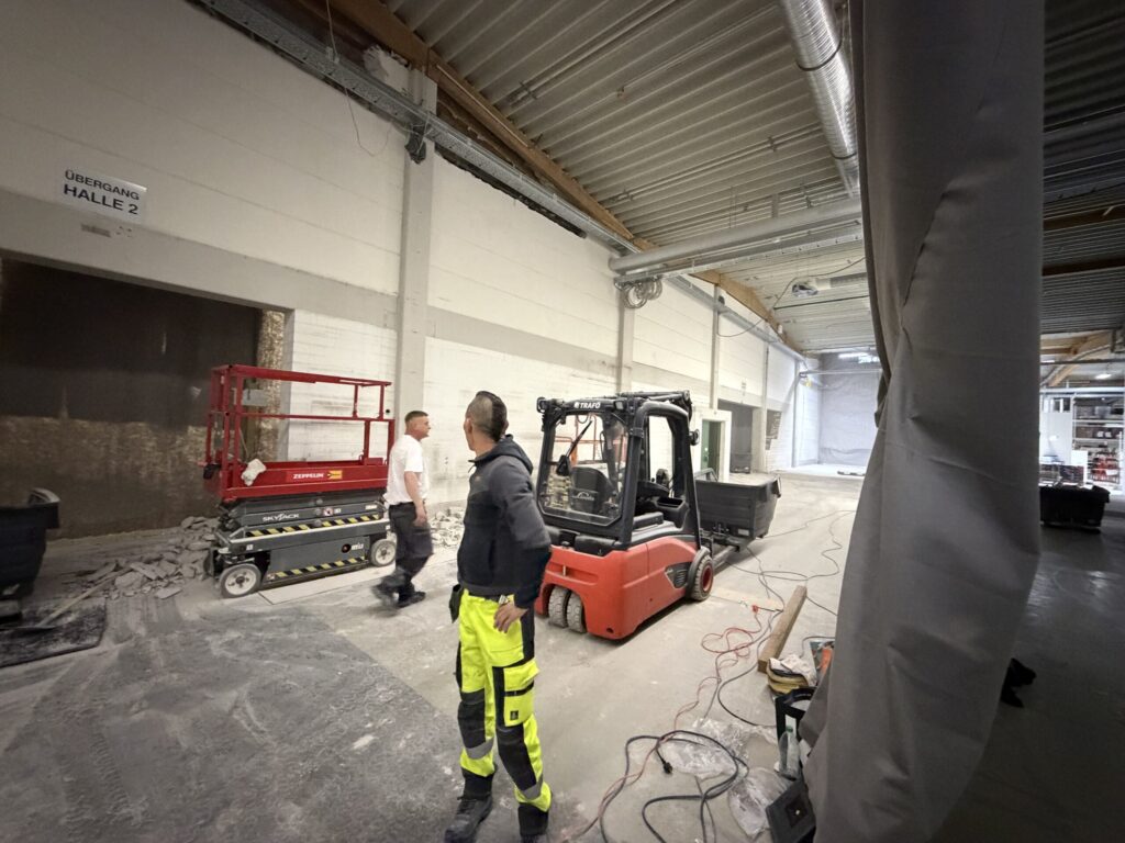 Demontage einer Betonfertigteilwand mit Stapler in Mahlsdorf